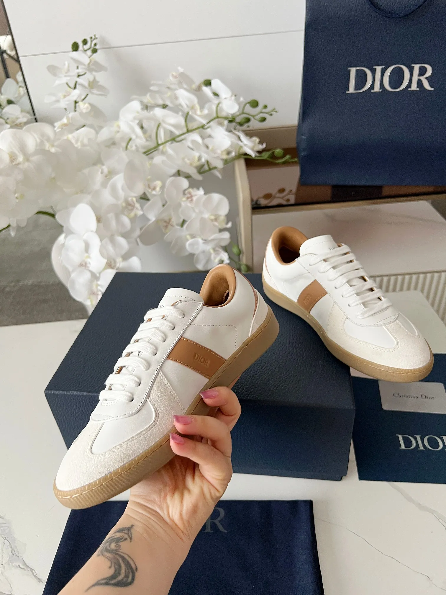 Men's Men's Shoes💰420 [New Style]🍿🍿Dior Dior Size: 38-44 (45 customized) 2025 new Dior B01 top version of moral training shoes! ! ! Made of white and brown first-layer cowhide, paired with white high-mercerized smooth suede, the upper is fully oiled and the original TPU molded outsole. New to the Fall 2025 collection, this sneaker marks the return of Dior’s classic style, reinterpreted in a stylish and elegant silhouette. Crafted from brown and white smooth first-grain cowhide, it's decorated with white high-mercerized cow suede splicing to enhance the style. Lined in tonal silk sheepskin, the shoe is finished with the Dior logo on the tongue and inner sides, and the CD icon on the heel. Paired with amber Tpu non-slip soles, it can be matched with various styles to create a sophisticated look.